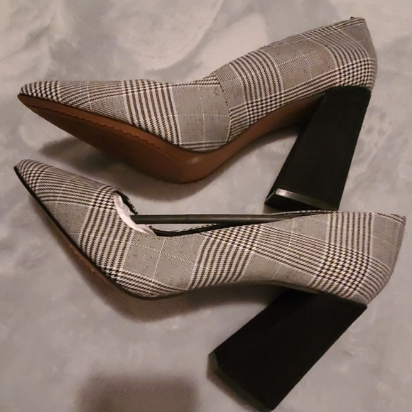 Shoes - Picture 4 of 8